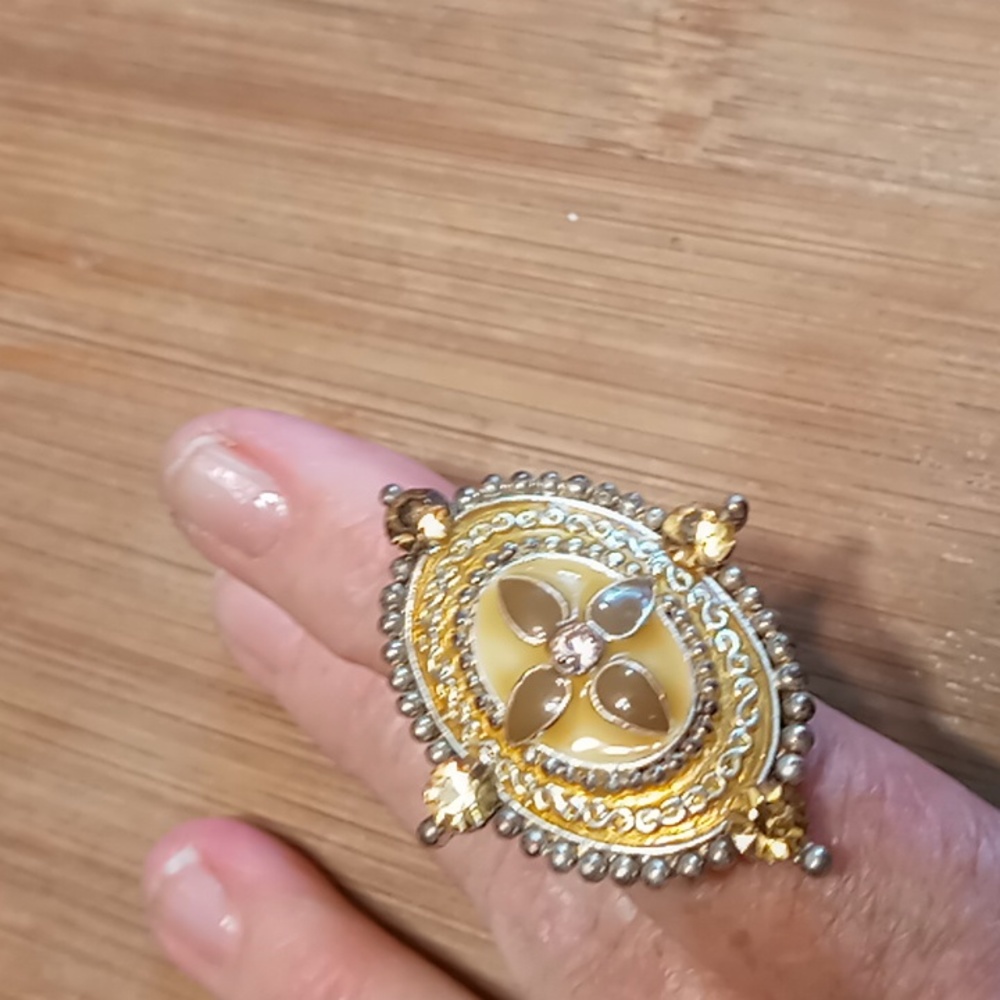 NWOT Adjustable fashion ring